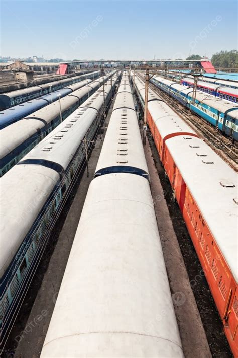 Muchos Trenes En La Estación De Tren De Nueva Delhi Foto Fondos E