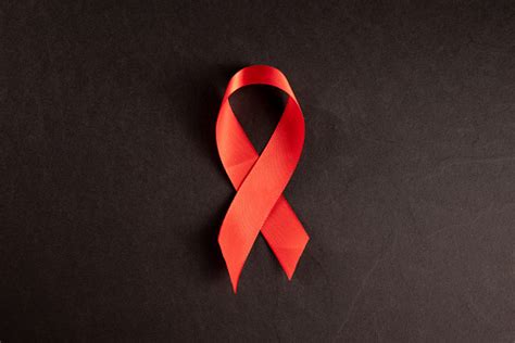 빨간 리본 Hiv 검은 배경에 에이즈 인식 의료 표지판 복사 공간을 복사합니다 리본에 대한 스톡 사진 및 기타 이미지 리본