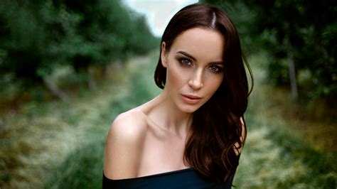 Brunette Girl Woman Green Eyes Braid Depth Of Field Model