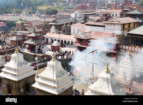 La cremación ghats en el Río Bagmati en Pashupatinath Nepal el templo