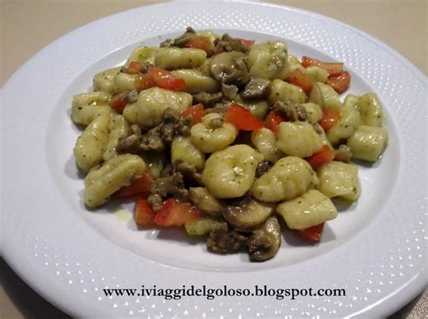 Gnocchi Con Funghi Salsiccia E Pomodori Ricetta Petitchef