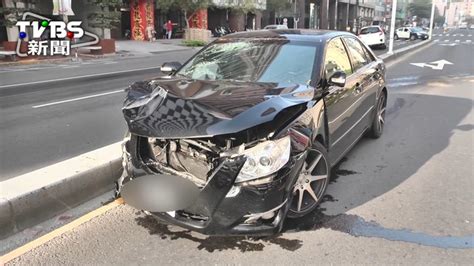 黑轎車高速闖紅燈 白車女駕駛被撞拋飛│車禍│酒駕│超速│tvbs新聞網