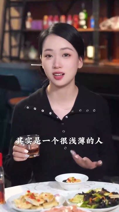 什麽样的人会自大呢？那些肚子裡没有什麽真材实料的。自大是捞过头，以为自己是十项全能的。 自大的人会错乱自己的规格，在专业以外八道胡说。 自信是有把握，可以用行动证明自己是对的。 人生感悟