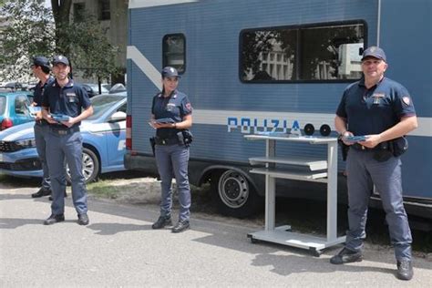 Bambini Scomparsi Il Camper Della Polizia Davanti Alle Scuole Di Rovigo