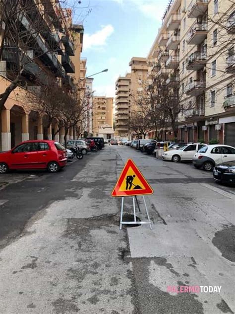 Via Streva Al Centro Della Strada Una Buca Pericolosa Segnalazione