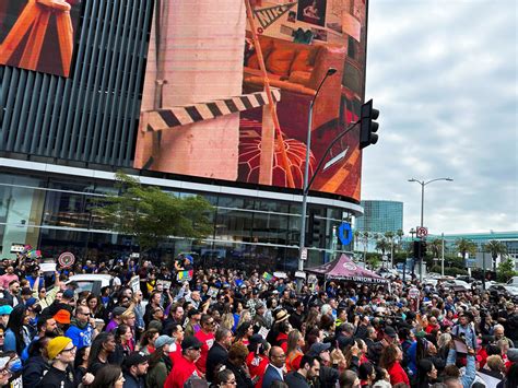 Paro De Guionistas En Hollywood Tras Un Mes De Huelga Siguen Sin Llegar A Un Acuerdo Canal 26