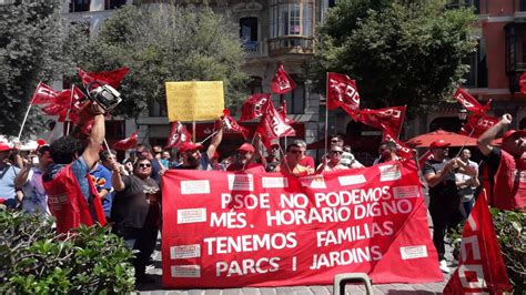 Medio Centenar De Manifestantes Protestan En Cort Por Las Condiciones