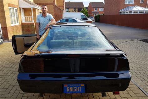 Fan Británico Construye una réplica perfecta de KITT el auto increíble