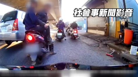 停紅燈旁邊突竄機車！ 女騎士遭嚇「狂飆髒話」 網：有夠凶 社會 壹新聞