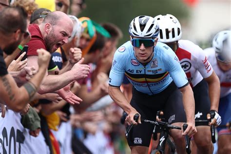 Tour DItalie 2023 Le Champion Du Monde Remco Evenepoel Sur Les Rangs