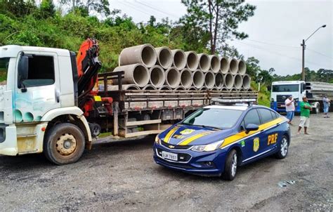 PRF flagra carretas transportando concreto sem amarrações na BR 101