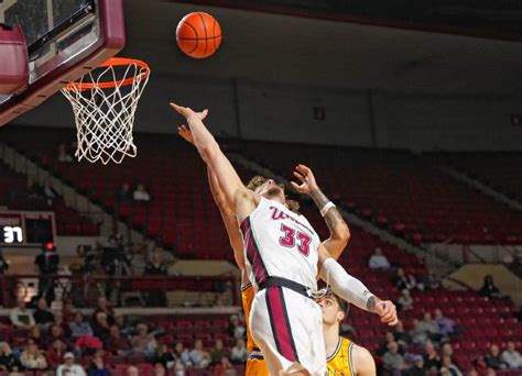 Greenfield Recorder Umass Basketball Loyola Chicago Ahead For Both