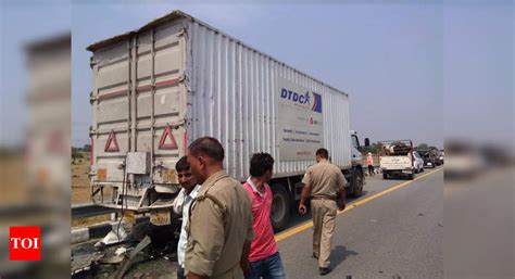 Three Killed In Road Accident On Agra Lucknow Expressway Agra News