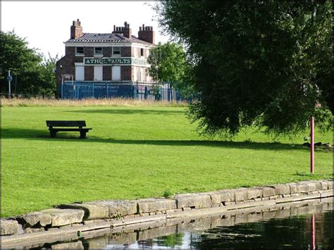 Maghull To Liverpool Athol Vaults Pub Awaits Demolition