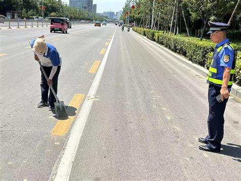 济宁市城市管理局 城管综合执法 执法监察七大队查处一起建筑垃圾抛撒污染路面行为