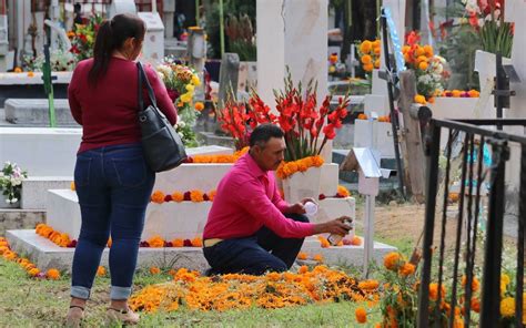 Morelianos Abarrotan Los Panteones Municipales El Sol De Morelia