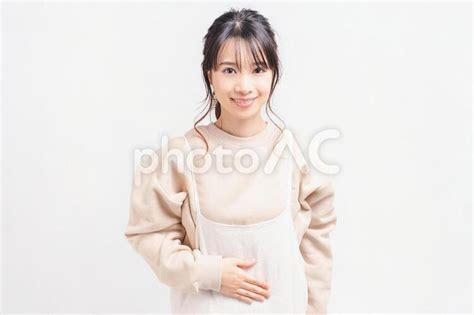 お腹に手を当てる若い女性 No 4162996｜写真素材なら「写真ac」無料（フリー）ダウンロードok