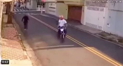 VIDEO Más vale Mujer corre al creer que motociclista la asaltaría