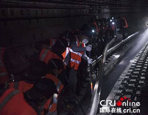 京港地铁4号线一次性换轨635米 110人午夜同时作业