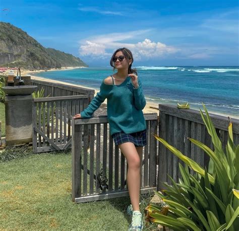 Yoriko Angeline Nikmati Waktu Liburan Di Pantai