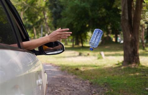 Cosa Rischia Chi Getta Rifiuti Dai Finestrini Dell Auto In Movimento O