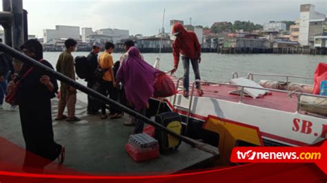 Penumpang Di Pelabuhan Antar Pulau Sri Tanjung Gelam Karimun Mulai