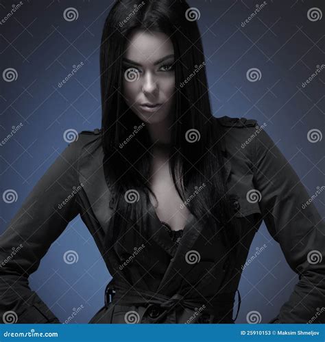 Art Und Weiseeintragfaden Einer Jungen Brunette Kaukasierfrau Stockbild Bild von schön