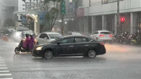 周三降溫！豪雨灌進西半部「4地區災害性天氣通報」 今晚到明天雨最大｜東森新聞：新聞在哪 東森就在哪裡