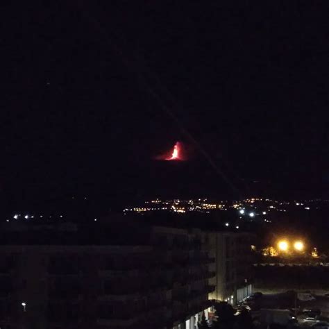 Eruzione Etna Spettacolo Mozzafiato Nella Notte Nuovo Parossismo Con