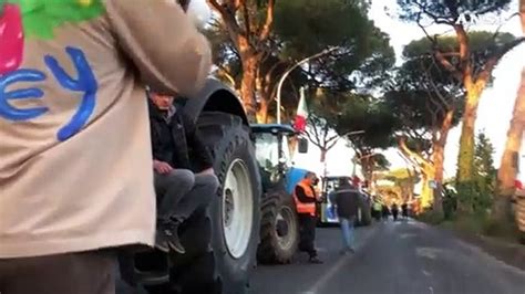 Protesta Trattori Agricoltori Bloccano Via Nomentana Con Loro Anche