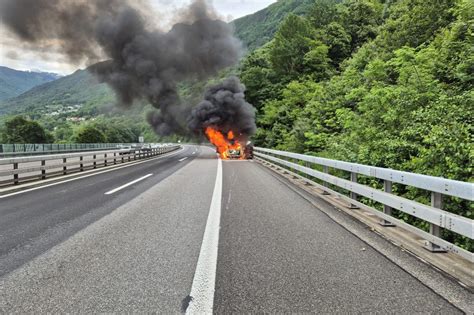 Veicolo In Fiamme Chiusa La Galleria Del Monteceneri Direzione Nord