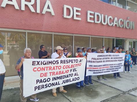 Protestan Jubilados De La UNACAR En Oficinas De La SEDUC