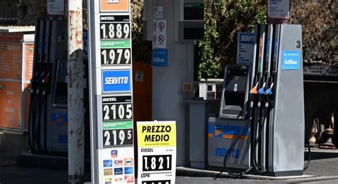 Il prezzo della Benzina self sale sopra i 2 Euro Il gasolio è al