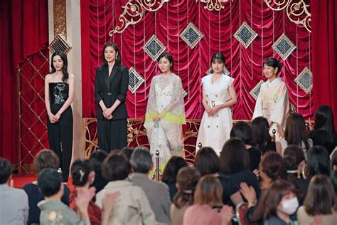 第45回日本アカデミー賞授賞式レッドカーペットに登場した優秀主演女優賞ノミネートの左から永野芽郁、天海祐希、松岡、有村架純、吉永小百合