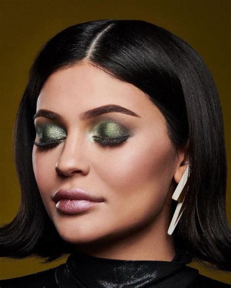 Kylie Jenners Most Glamorous Makeup Looks To Copy For The Holidays