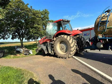 Groźny wypadek w Sadach Dolnych Ciągnik zderzył się z osobówką Auto