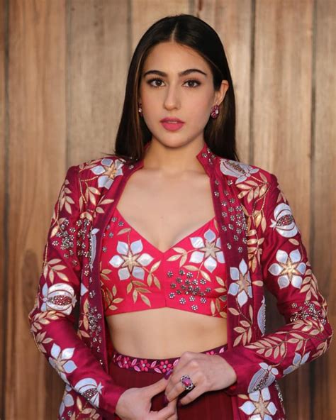 Actress Sara Ali Khan Sizzling Hot Photos సారా అలీ ఖాన్ ఫోటోస్ గ్యాలరీ News In Telugu