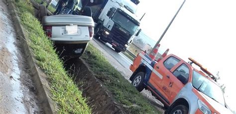 Bandidos tombam carro roubado no anel viário e na Fuga tomam moto de