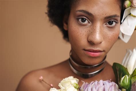 Retrato De Joven Mujer Afroamericana Pecosa Semidesnuda Posando Con