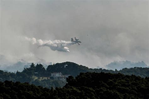 Waldbrände in Griechenland Der Rauch zieht bis nach Athen ZEIT ONLINE