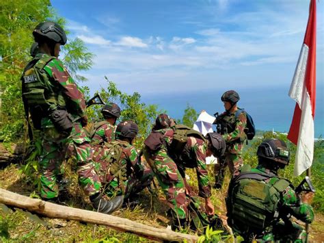 Pengibaran Bendera Merah Putih Di Gunung Pawa Skouw Perbatasan Ri Papua