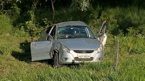 Motorista Se Salva E Carro Despenca De Ribanceira Em Leopoldina Em MG