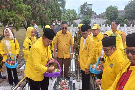 Hut Ke Partai Golkar Arinal Djunaidi Pimpin Ziarah Ke Taman Makam