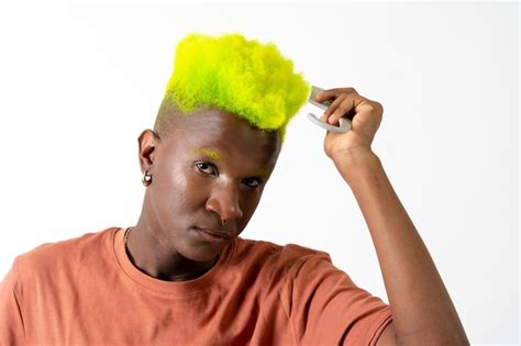 Hombre De Etnia Negra Gay Maquillando El Concepto Lgtbi Peinando El Peinado Moderno Verde Foto