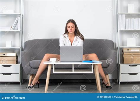 Secrétaire Sexy Séduisant Freelancer Avec Jambes Sexy Assise Sur Canapé