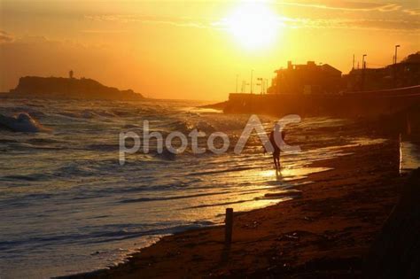 夕焼けの湘南、荒波とサーファーのシルエット風景 No 23348715｜写真素材なら「写真ac」無料（フリー）ダウンロードok