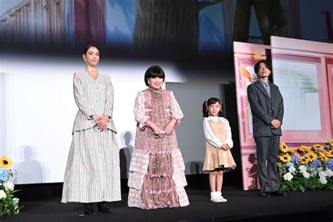 左から滝沢カレン、黒柳徹子、大野りりあな、八鍬新之介。 黒柳徹子「トットちゃん」初映画の完成に感極まる、主題歌・あいみょんの手紙にも感謝