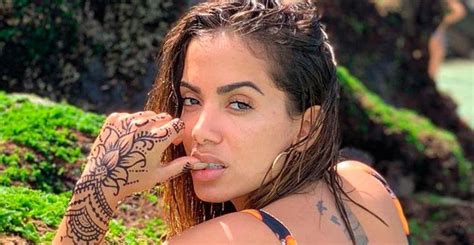 Anitta surge biquíni de R 2 mil ao usar look transparente