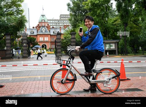 Sapporo Japan 22nd Aug 2017 A TV Reporter Tries Out A Shared