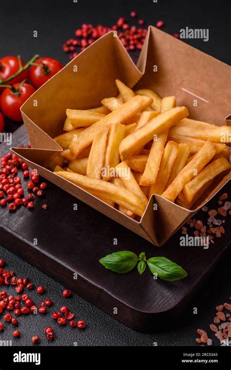 Köstliche knusprige pommes frites mit Salz und Gewürzen in einer